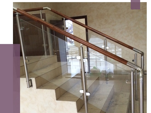 Комбинированные перила из металла и дерева в Устях-Куте